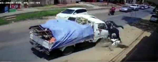 Imprudencia termina en choque frontal entre camión y dos policías en moto - Nacionales - ABC Color