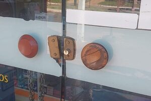 Delincuentes se alzan con dinero y joyas de una farmacia
