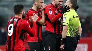 Un error esperpéntico del árbitro marca la derrota del Milan