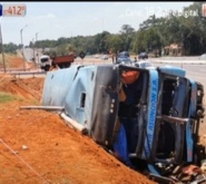 Ómnibus vuelca en Coronel Oviedo y 16 personas resultaron heridas - Paraguay.com