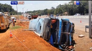 Tremendo: Ómnibus vuelca en Coronel Oviedo, hay 16 heridos | Noticias Paraguay