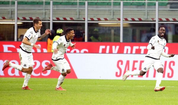 Un error del árbitro marca la derrota del Milan con el Spezia - Fútbol Internacional - ABC Color