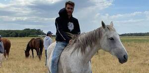 Crónica / Llegó a la práctica en caballo