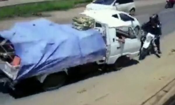 Policías fueron embestidos por camioncito (VIDEO)