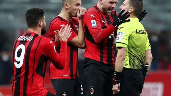 Un error esperpéntico del árbitro marca la derrota del Milan