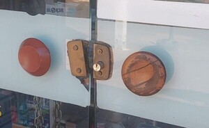 Desconocidos hurtan dinero, joyas y celulares de una farmacia