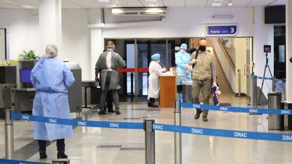 Extranjeros no pudieron ingresar al país por no tener certificado de vacunación contra Covid-19