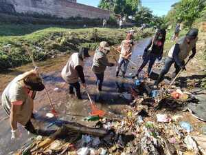 El equipo de Nenecho estuvo limpiando el cauce del arroyo Ferreira