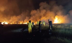 Incendio de grandes proporciones en barrio cerrado de Luque - Nacionales - ABC Color