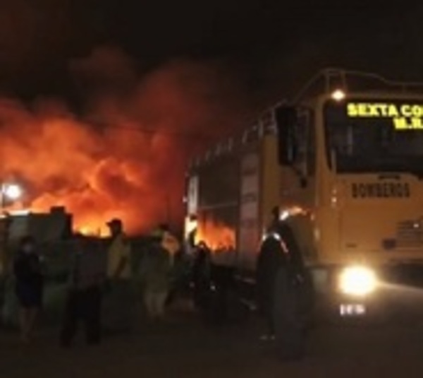 Incendio de pastizales casi llega a barrio cerrado en Luque - Paraguay.com