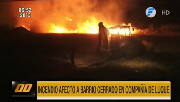 Incendio afecta a barrio cerrado en Luque