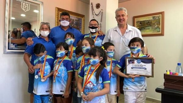 Nadadores de la escuela Los Delfines visitaron al intendente José Carlos Acevedo