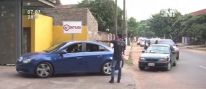 Larga fila de vehículos en el Hisopódromo - SNT