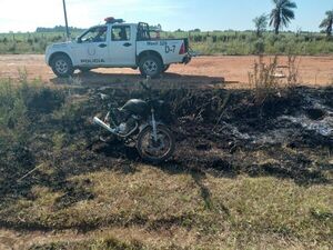 Malvivientes hurtaron y quemaron una motocicleta en la localidad de San Cosme y Damián