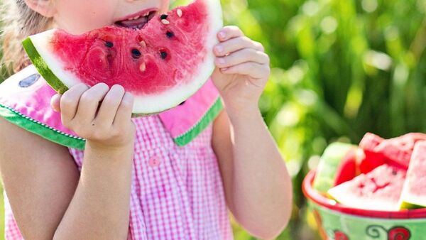 ¿Cómo alimentar a los niños en días calurosos?