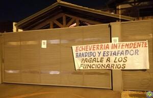 Funcionarios despedidos escrachan a Echeverría y exigen cobrar sueldos •