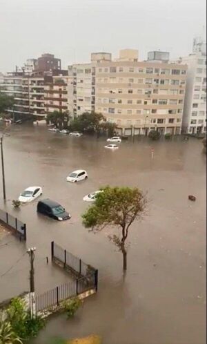 Lluvias golpearon fuerte a Montevideo tras días de ola de calor  - Mundo - ABC Color