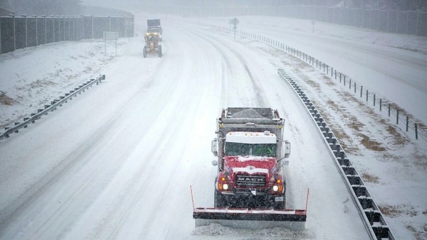 Tormenta de nieve en EE. UU. deja miles de hogares sin luz y centenares de vuelos cancelados