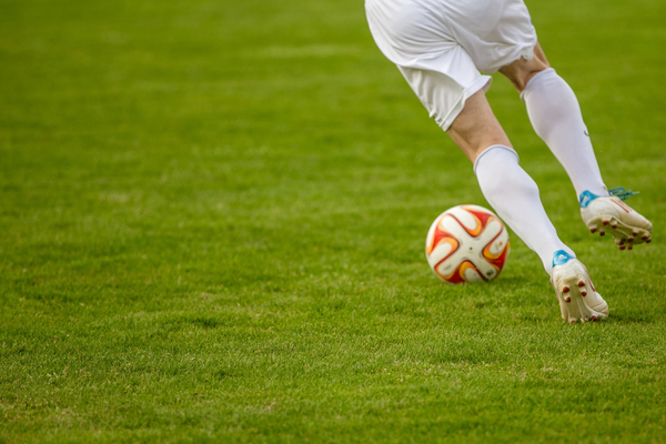 Un futbolista brasileño marca un inusual gol y provoca una polémica (VIDEO)