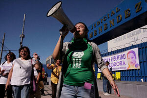 Liberan a salvadoreña tras nueve años de cárcel por abortar