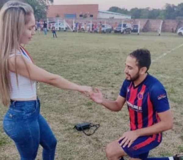 Ja’uta la sopa. Le pidió casamiento a su novia en medio de la cancha de fútbol