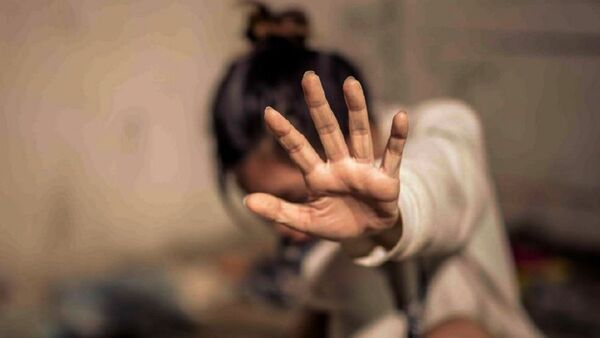 Mujer denuncia que su hija bombera fue abusada por dos compañeros 