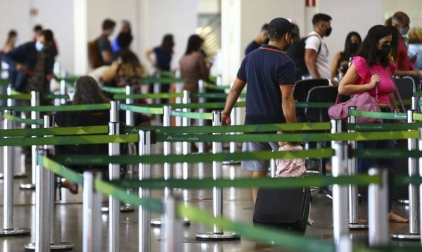 Diario HOY | Brasil autoriza aerolíneas a reducir tripulaciones ante bajas por covid