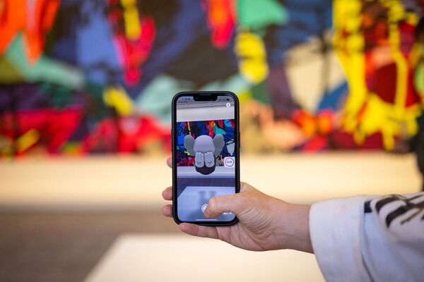 El artista Kaws lanza la primera exposición disponible en Fortnite