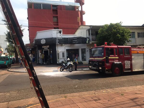 Caída de cable provocó principio de incendio en pleno centro de Encarnación