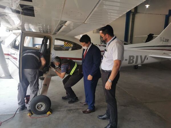 Fiscales inspeccionaron la aeronave robada en Santa Rita - Nacionales - ABC Color