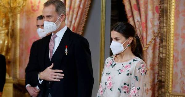 La Nación / Letizia rescata un vestido que hace 44 años lució su suegra