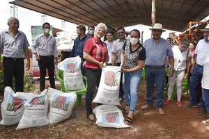 ENTREGA DE MIX DE CORRECTIVOS DE SUELO A PEQUEÑOS AGRICULTORES DEL DISTRITO DE NATALIO - Itapúa Noticias