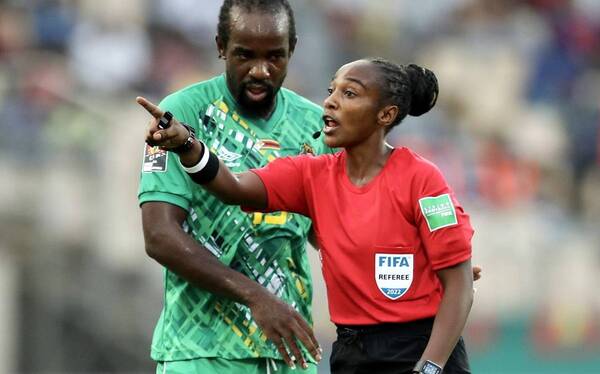 Crónica / Una ruandesa, la primera mujer en “soplar el pito” en la Copa Africana de Naciones