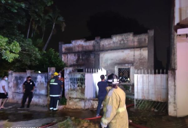 Incendio consume parte de una casa en el barrio San Vicente - Nacionales - ABC Color