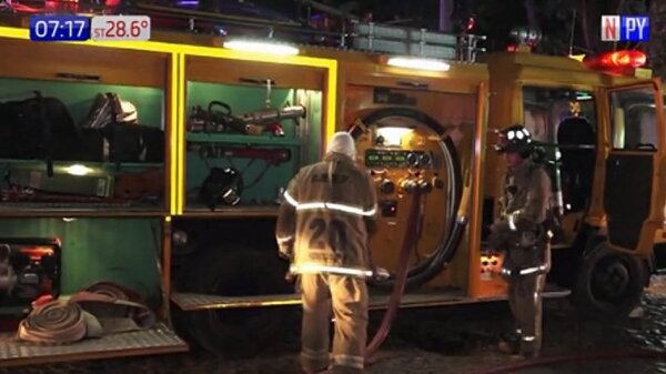 Heroicos bomberos rescatan a mujer que quedó atrapada en su casa en llamas | Noticias Paraguay