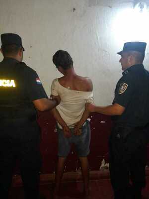 Pareja se agarró a moquete y tenían orden de captura