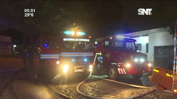 Incendio de vivienda ubicada sobre la calle Arecutakua e Itália - SNT