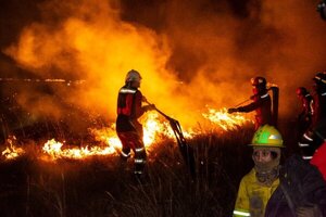 Bomberos están cansados y sobrepasados por incendios en todo el país