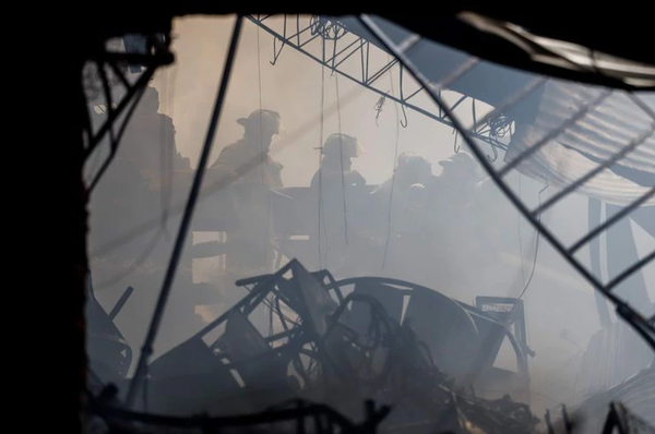 Incendio de gran proporción en fábrica textil del Mercado 4