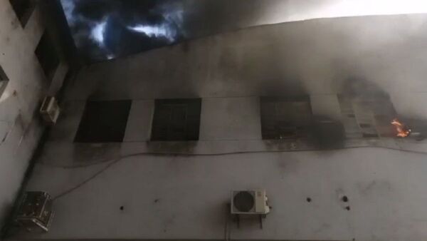 Depósito de ropa en Asunción arde en llamas