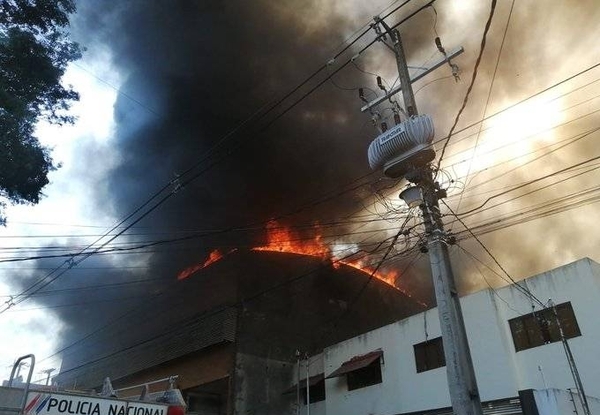 Diario HOY | Se incendia fábrica textil en Asunción