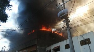 Incendio de grandes proporciones en fábrica textil de Asunción | OnLivePy