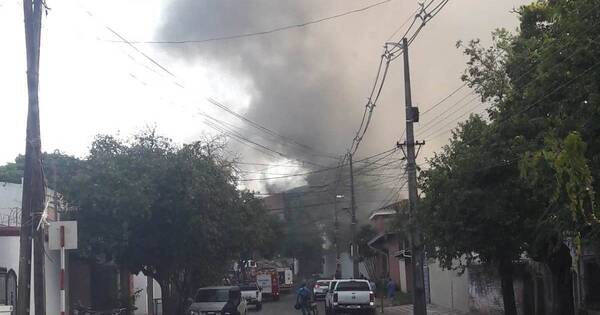 La Nación / Reportan incendio de grandes proporciones en un depósito de ropas en Asunción