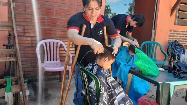 La historia del peluquero sin pierna que aprendió con perros y gatos del barrio