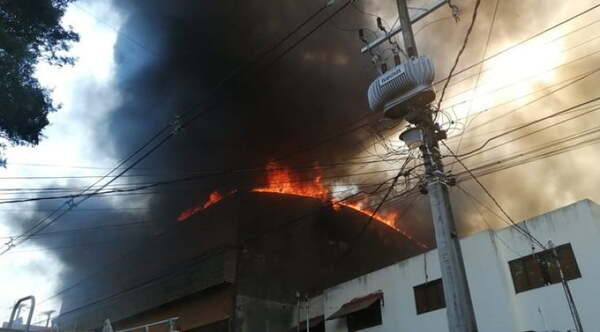Voraz incendio destruye una fábrica textil en Asunción - Noticiero Paraguay