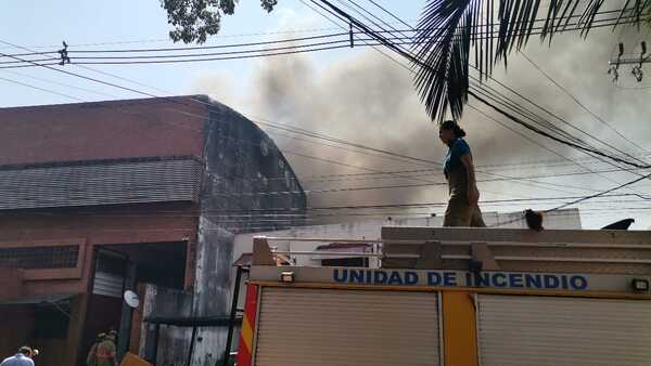 Incendio en depósito de ropas: Hay peligro de derrumbe y estiman millonarias pérdidas - Megacadena — Últimas Noticias de Paraguay