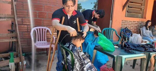 La historia del peluquero sin pierna que aprendió con perros y gatos del barrio