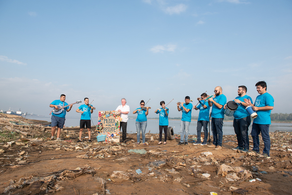 Orquesta H2O estrena el Arpa de Agua para amplificar su mensaje de conciencia ambiental en el mundo - Paraguay Informa