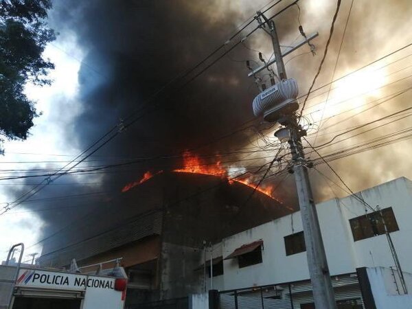 Voraz incendio de una fábrica en barrio de Asunción - ADN Digital