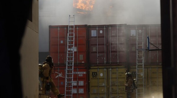Incendio en fábrica: hay peligro de derrumbe y se perdieron 40 mil trajes